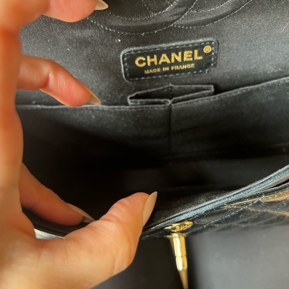 Beautiful patent Chanel bag size small - Picture 10 of 15